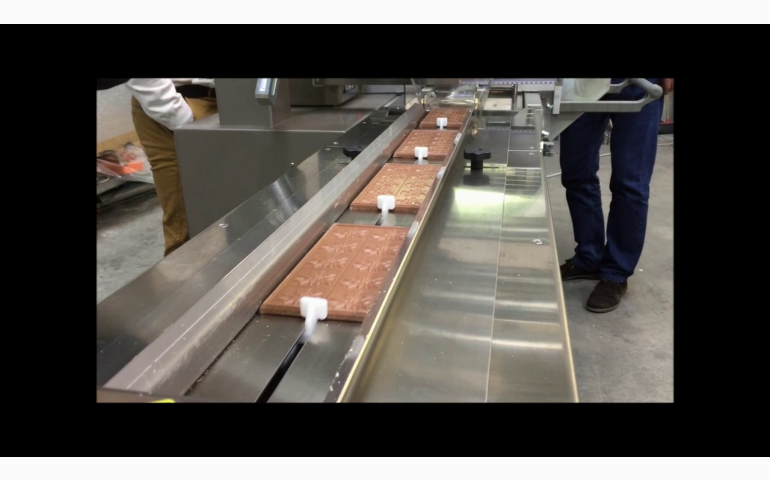 Installation d'une ensacheuse horizontale dans la Drôme (26). Emballage de tablettes de chocolat.