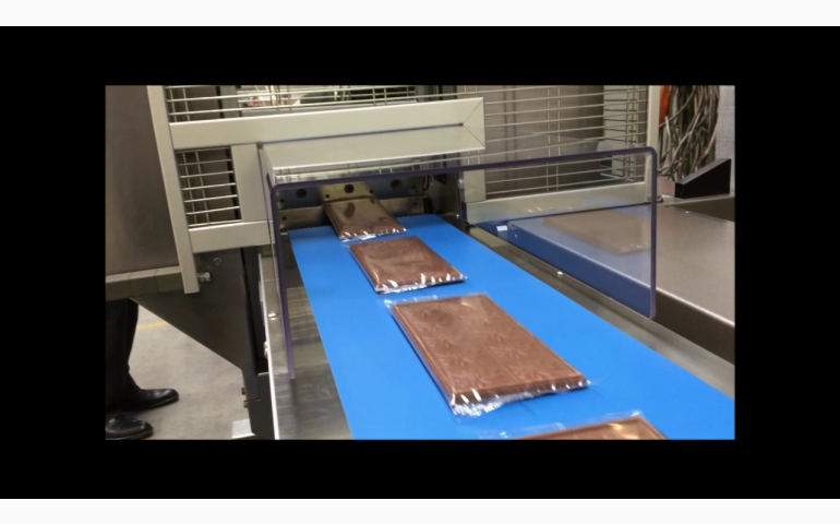 Installation d'une ensacheuse horizontale dans la Drôme (26). Emballage de tablettes de chocolat.