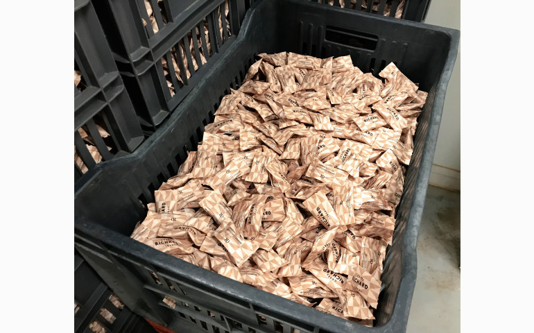 Installation d'une ensacheuse horizontale dans le Vaucluse (84). Emballage de confiseries chocolatées "bords de tasse".